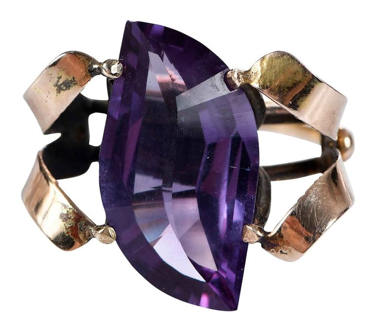 Yellow gold synthetic alexandrite ring