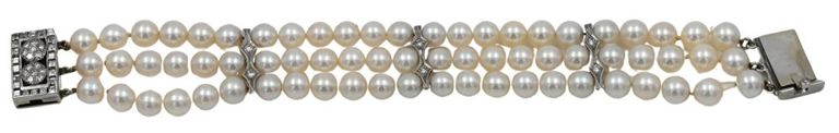 Pearl bracelet with white gold diamond clasp