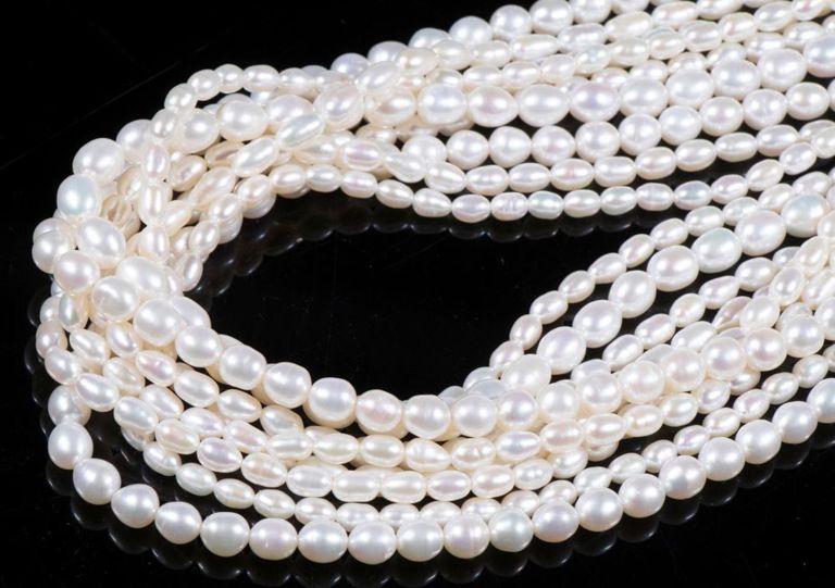Pearl necklace with 18k yellow gold diamond clasp