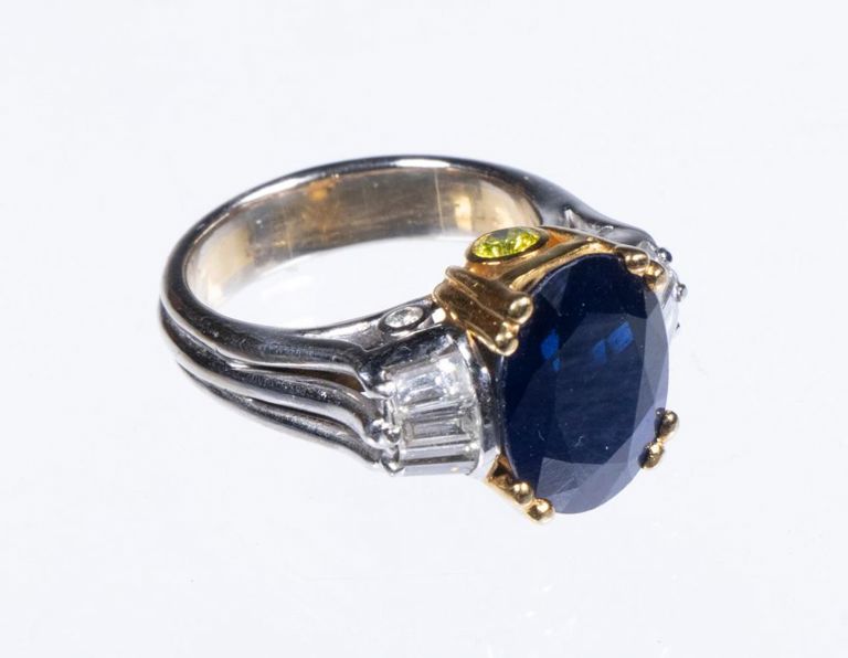 18k yellow gold sapphire and diamond ring