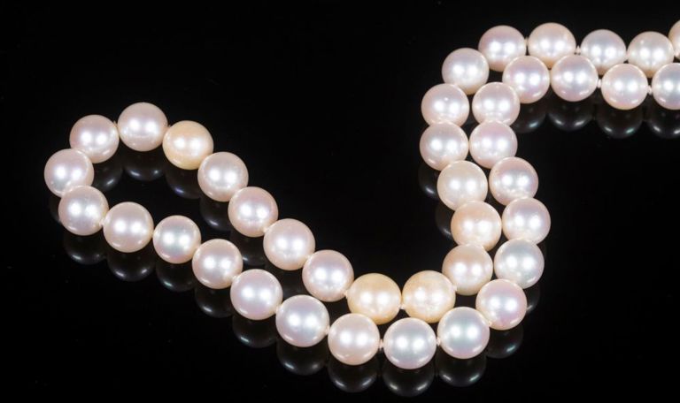 Pearl necklace with 14k white gold clasp
