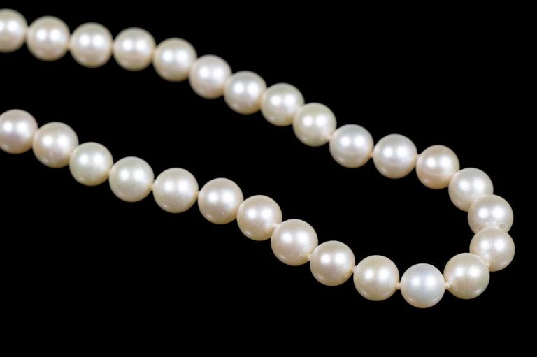 Pearl necklace with 14k white gold sapphire and diamond clasp
