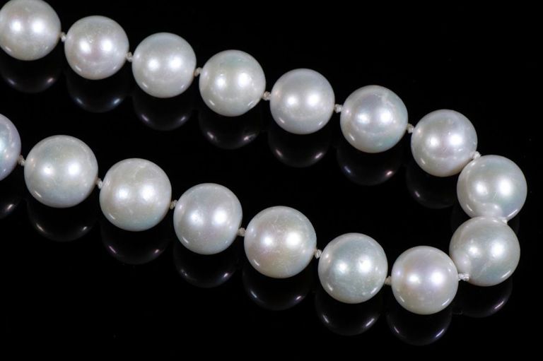 Pearl necklace with 14k yellow gold clasp