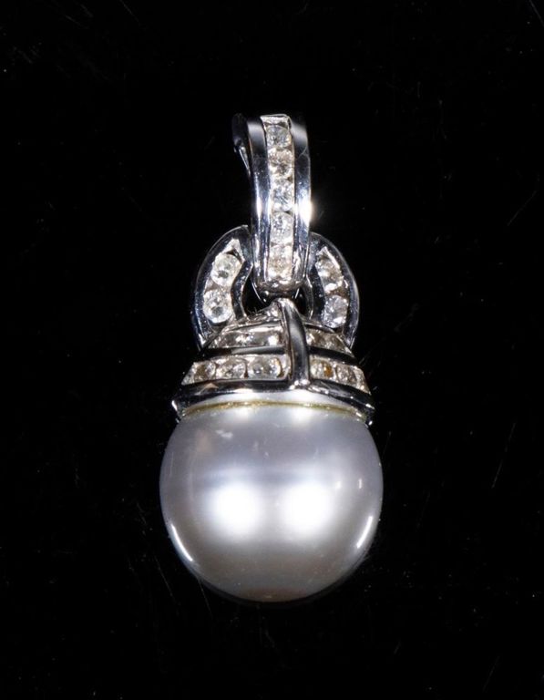 14k white gold pearl and diamond pendant