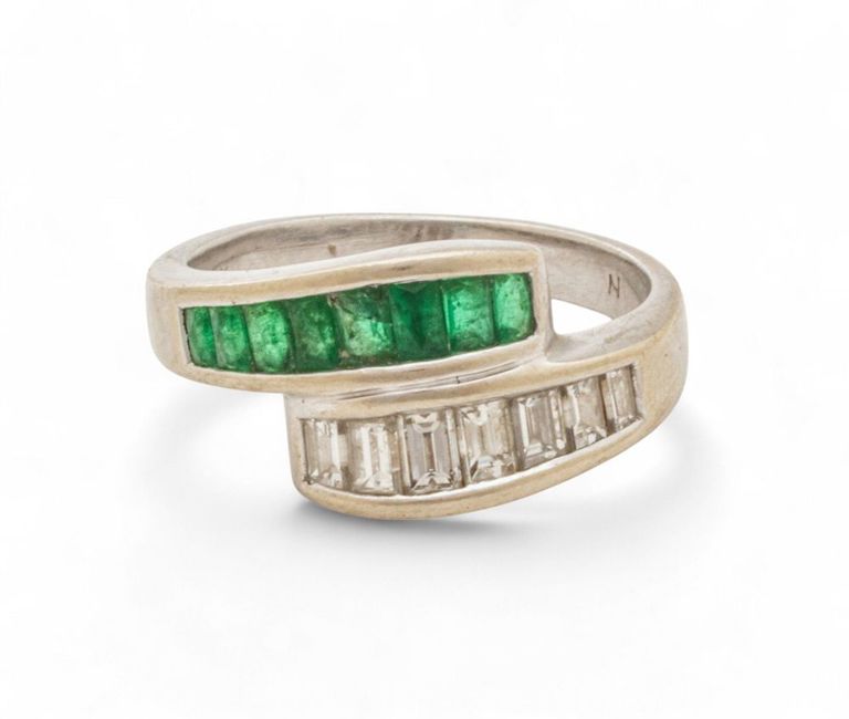 18k white gold emerald and diamond ring