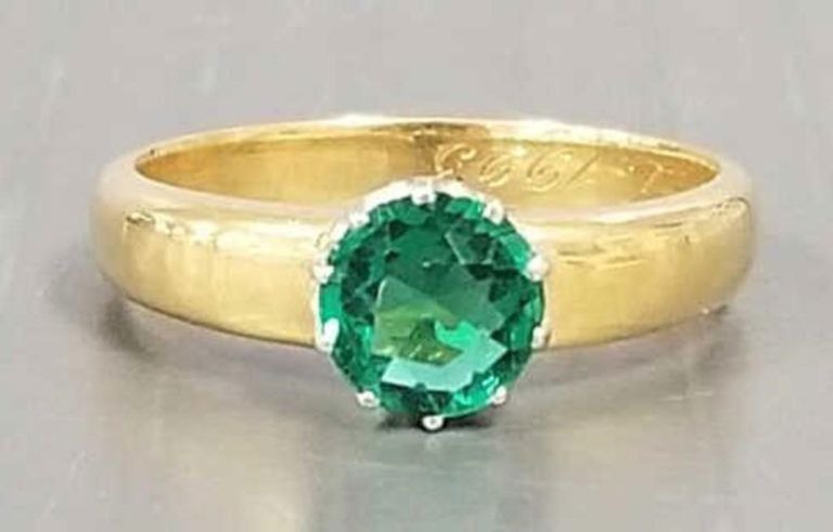 Vintage 18k gold green stone ring