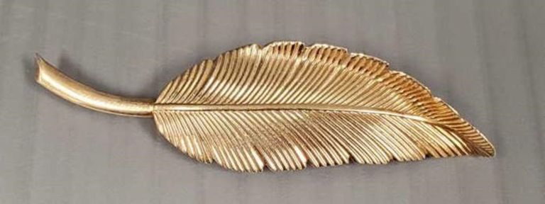 14k gold leaf motif brooch