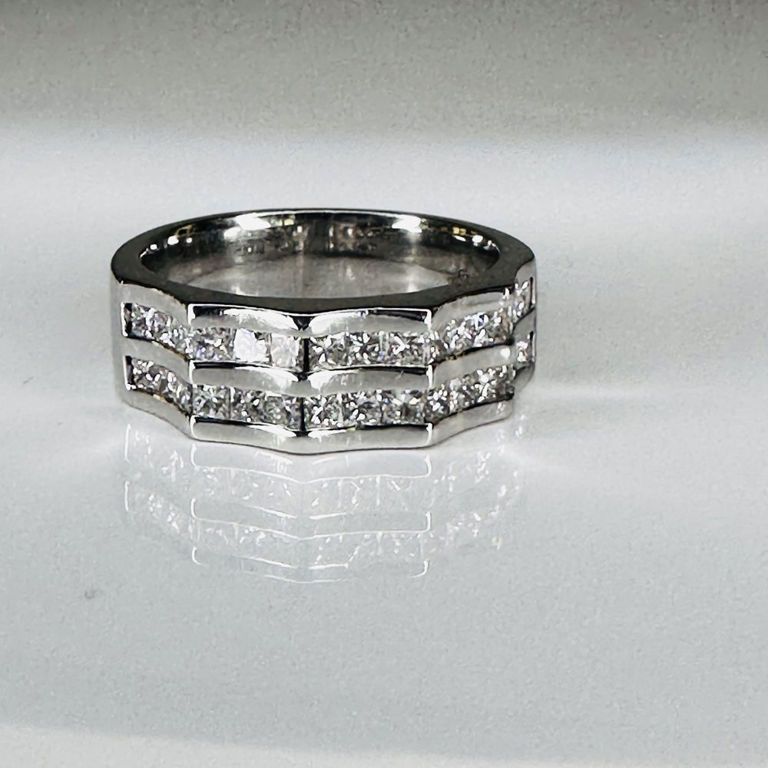 18k white gold diamond ring