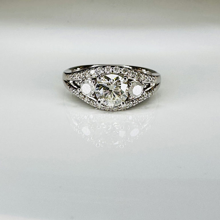14k white gold diamond trilogy ring