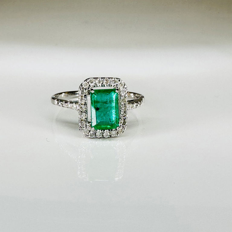 10k white gold emerald and diamond halo ring