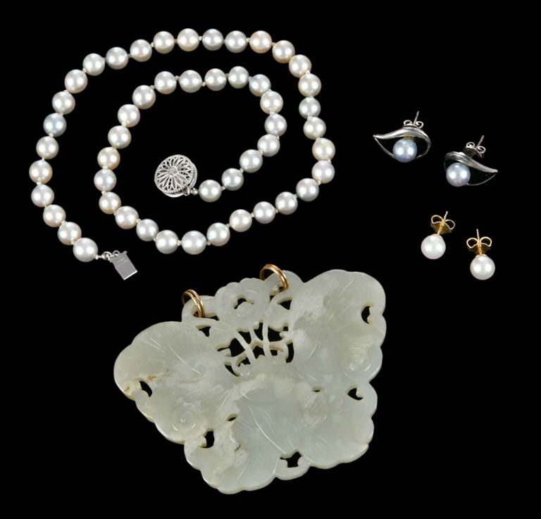 Yellow gold pearl jewelry set