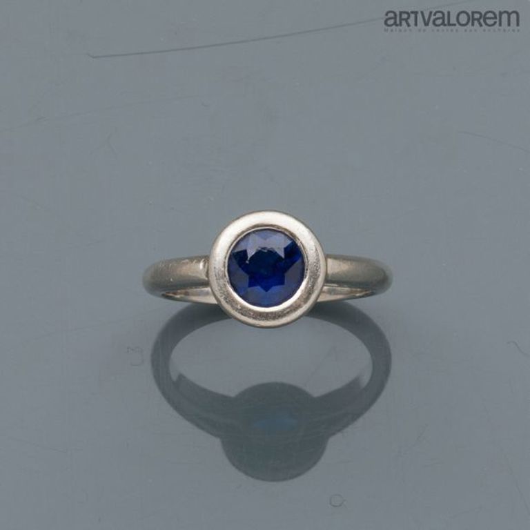 White gold sapphire ring