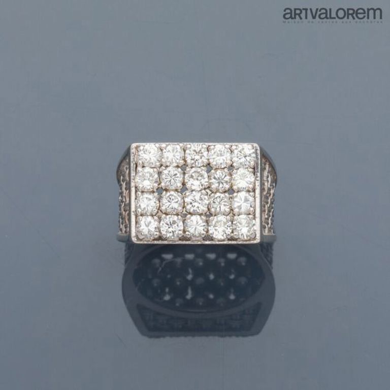 18k white gold diamond signet ring