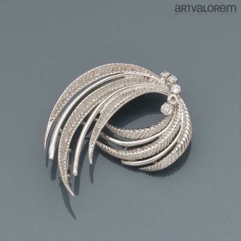 18k white gold diamond brooch