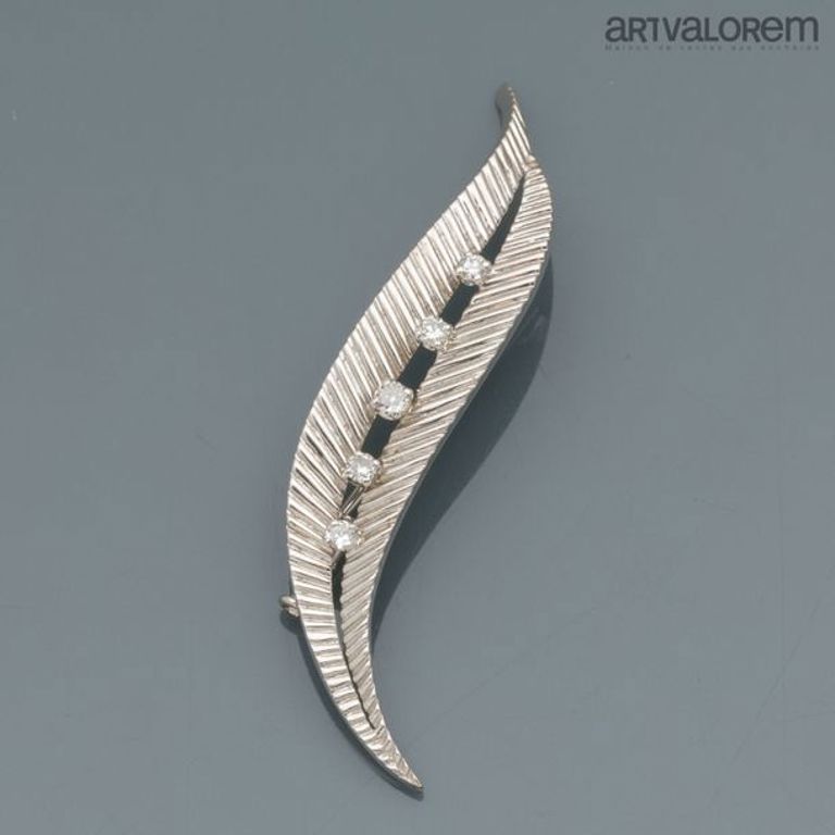 18k white gold diamond brooch