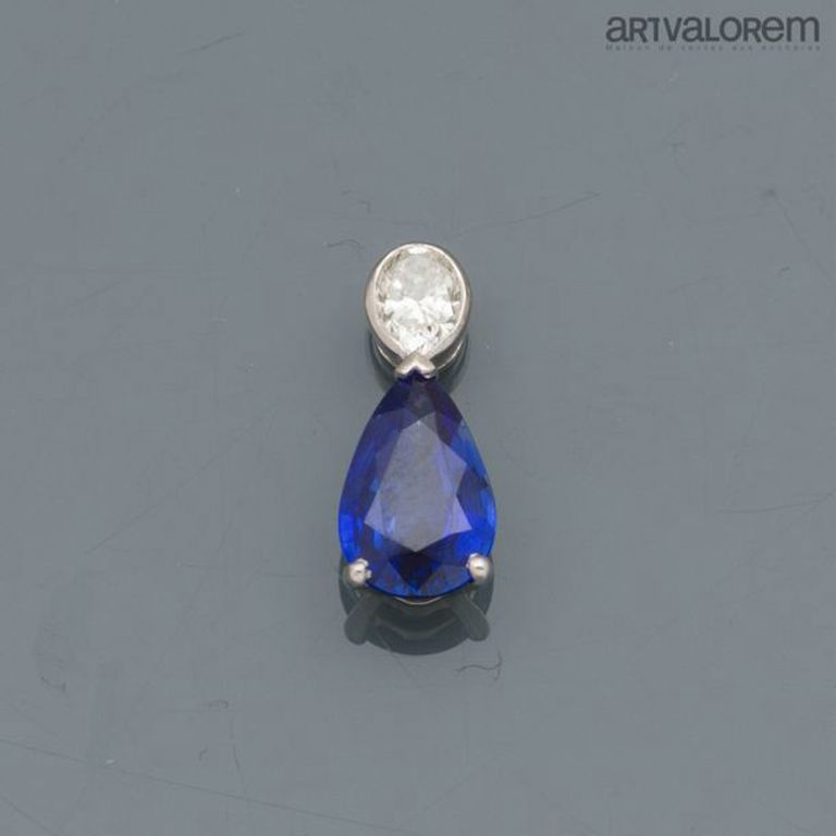 18k white gold sapphire pendant