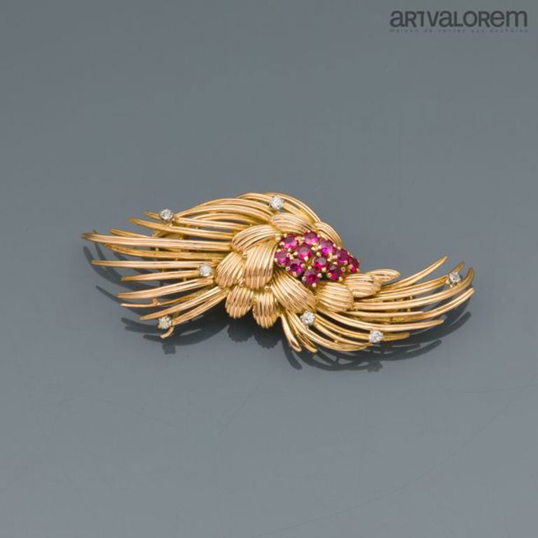 18k yellow gold ruby brooch