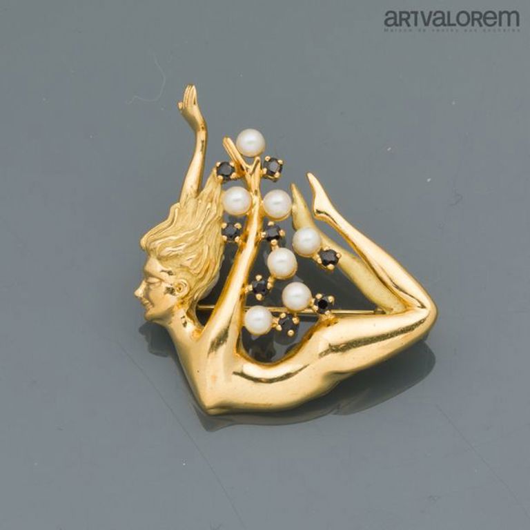 18k gold sapphire and pearl brooch