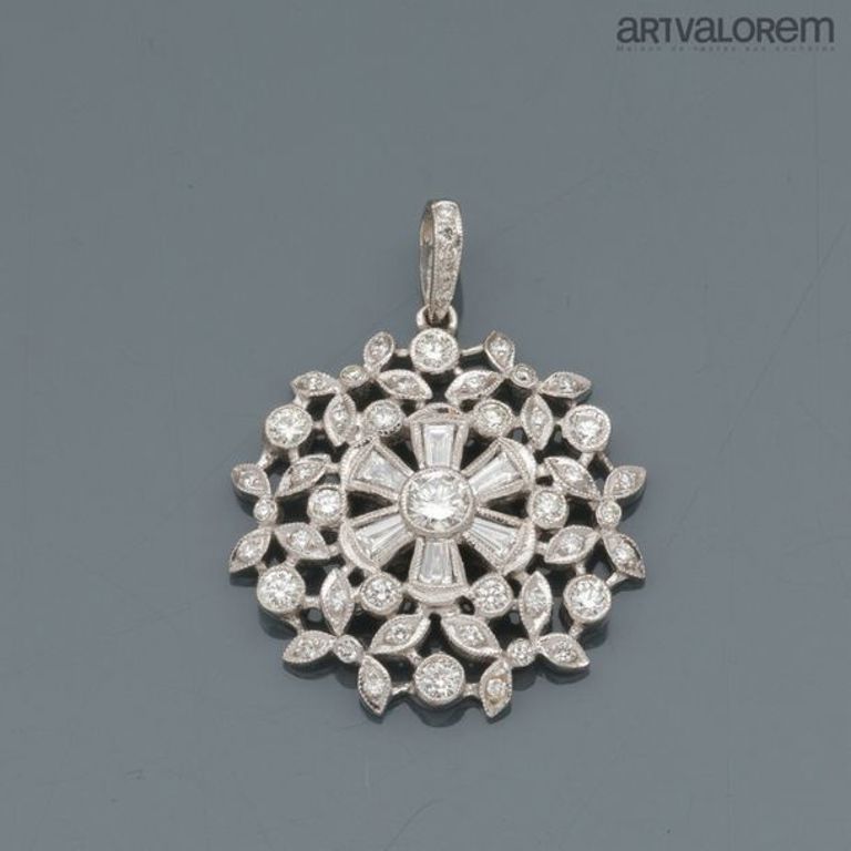 18k white gold diamond pendant