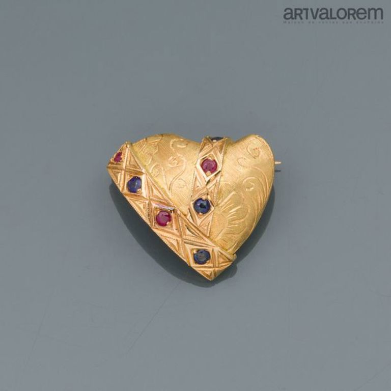 18k gold corundum horn brooch