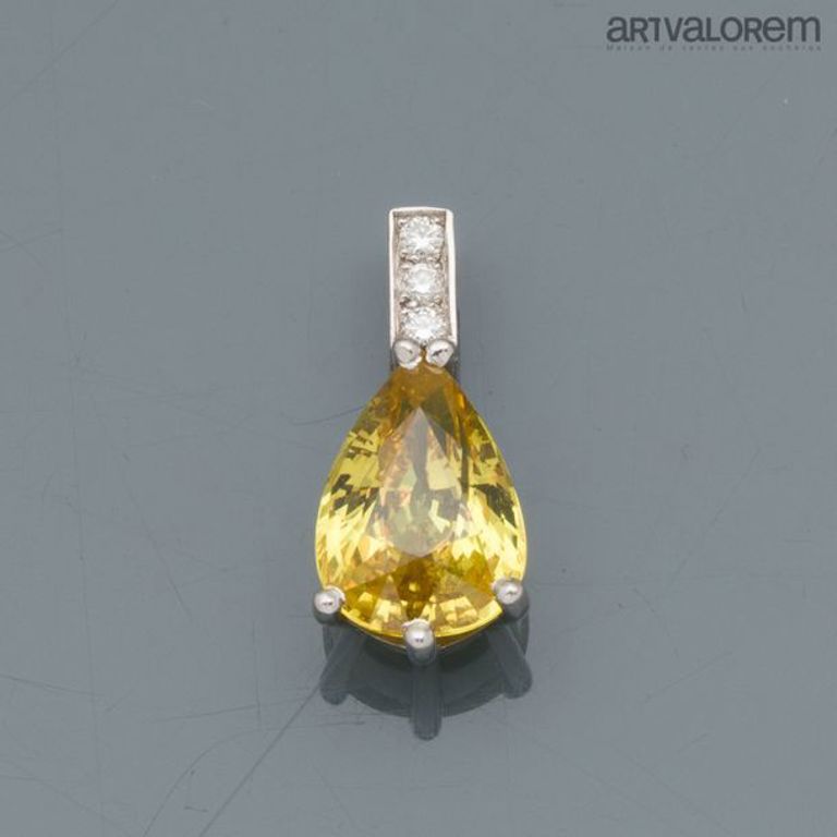 18k gold yellow sapphire pendant
