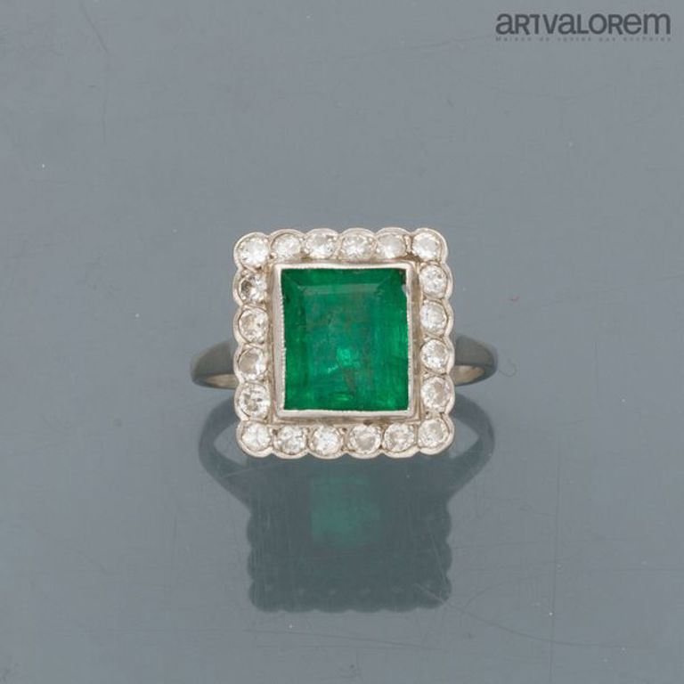 18k white gold emerald and diamond ring
