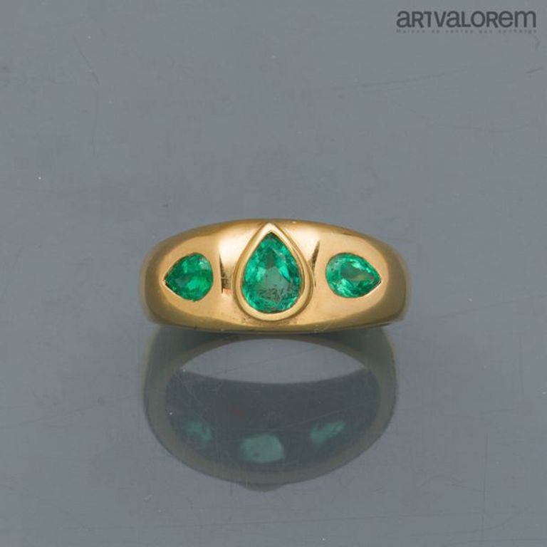 18k gold three-stone emerald ring