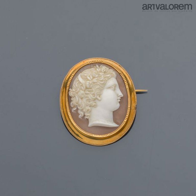 18k yellow gold brooch