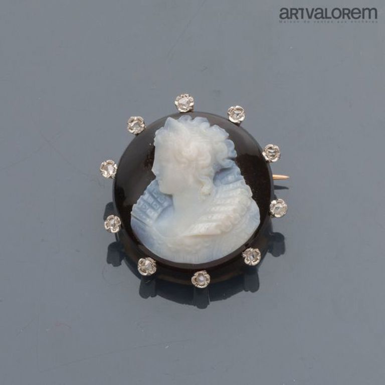 18k yellow gold brooch