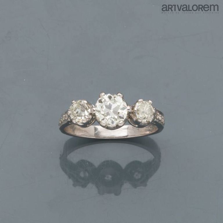 18k white gold diamond ring