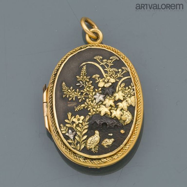 18k yellow gold medallion pendant