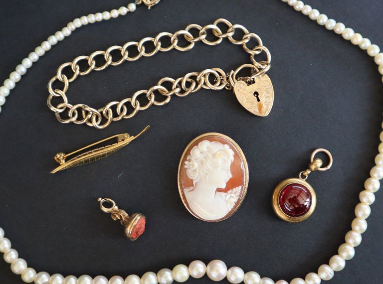 9k gold bracelet and leaf brooch set