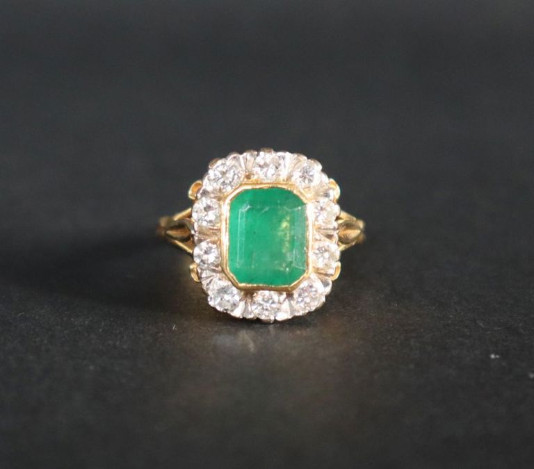 18k yellow gold emerald and diamond ring