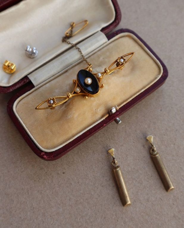 Pearl and onyx bar brooch and 9k gold earrings