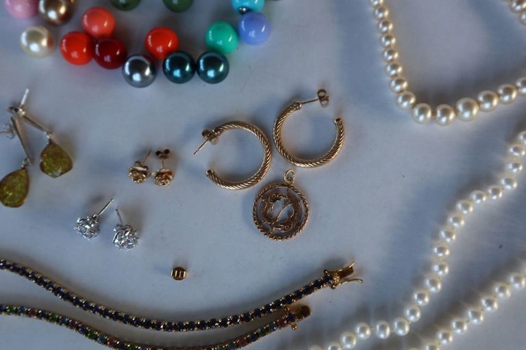9k gold earrings and pendant set