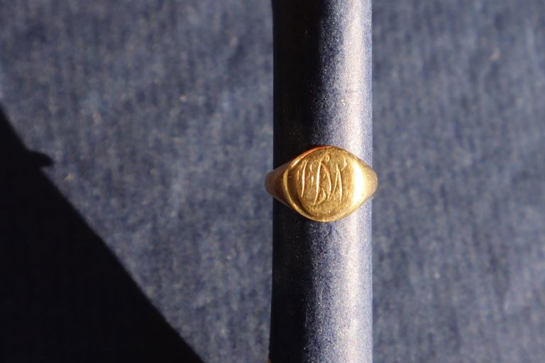 18k gold signet ring