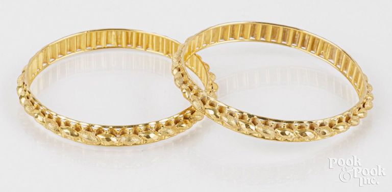 Two 18k yellow gold bangle bracelets