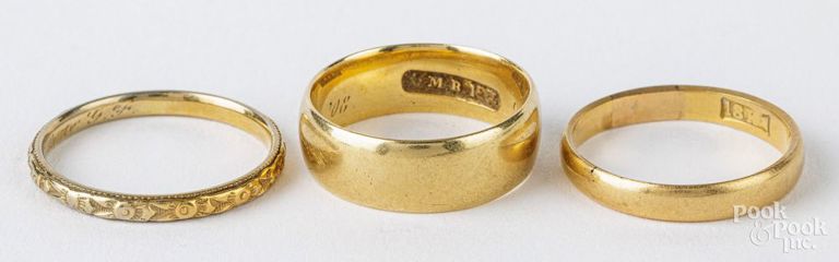 Three 18k yellow gold band rings