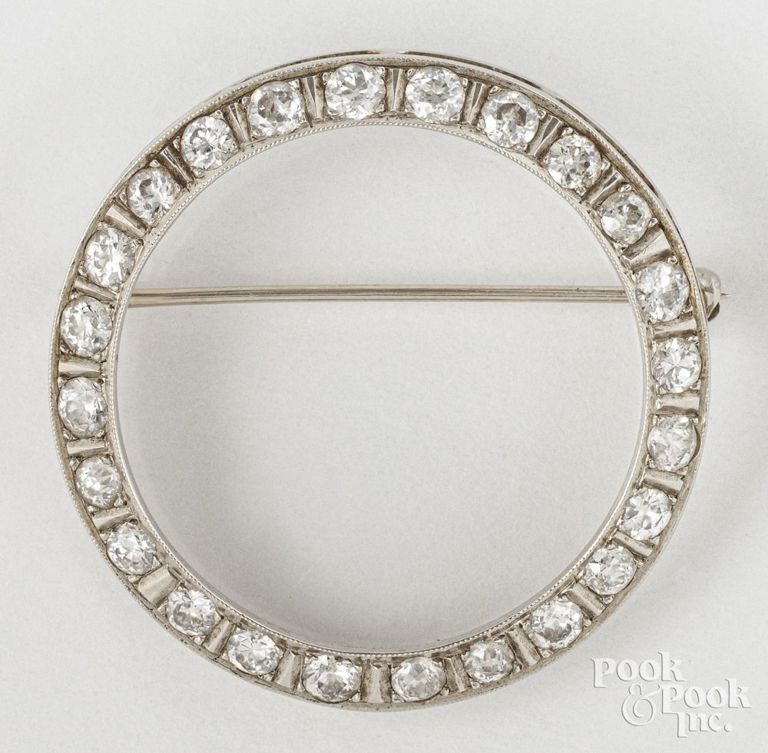 14k white gold diamond circle brooch