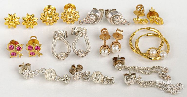 Six pairs of 18k yellow gold earrings and silver earrings