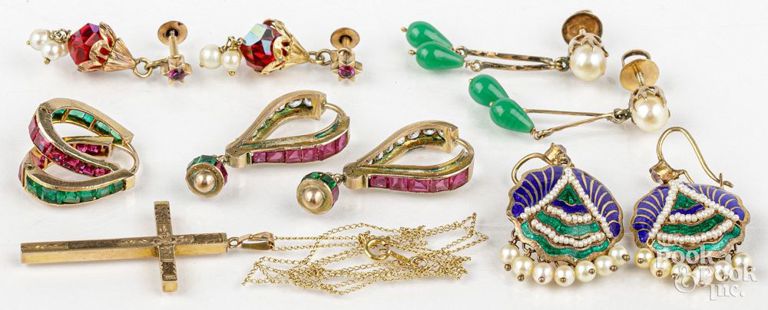 Five pairs of 10k gold earrings and pendant, and 14k gold chain