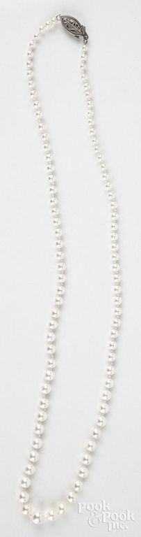 Pearl necklace with silver pearl clasp