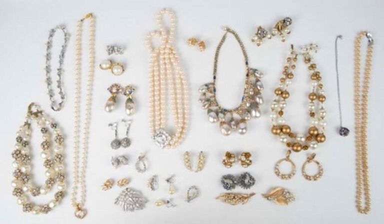 Pearl and rhinestone jewelry set