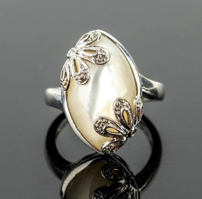 Sterling silver mother of pearl ring
