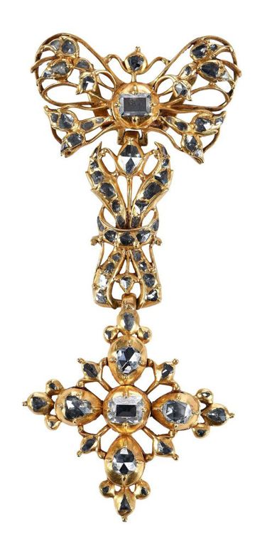 18k Gold Diamond Lazo Pendant