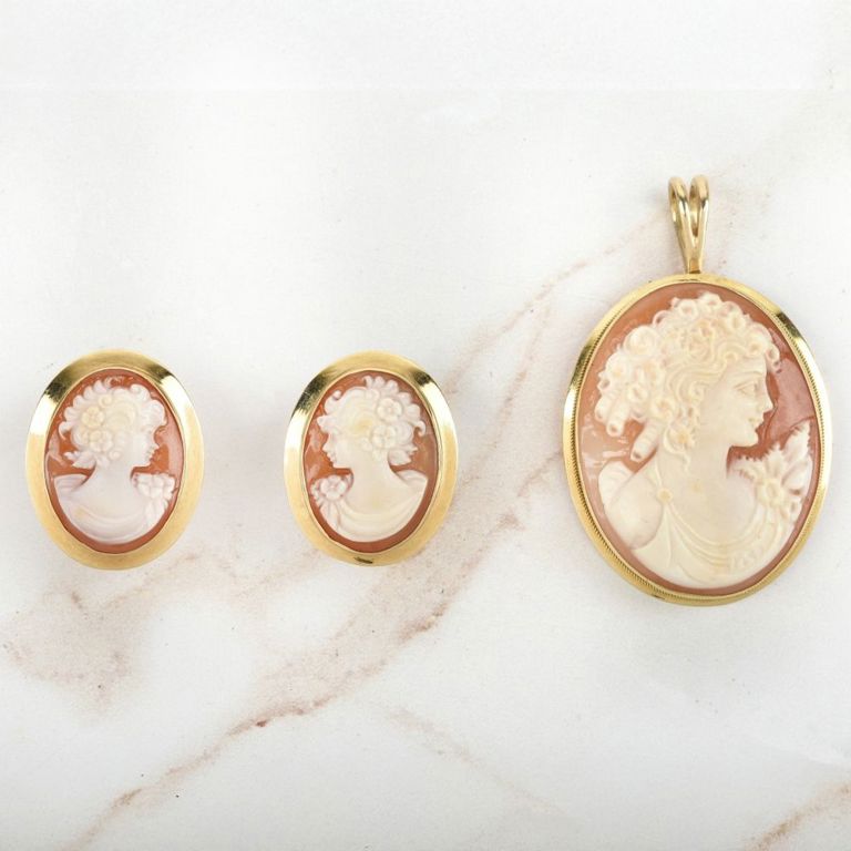 18k Yellow Gold Cameo Pendant/Brooch and Earrings