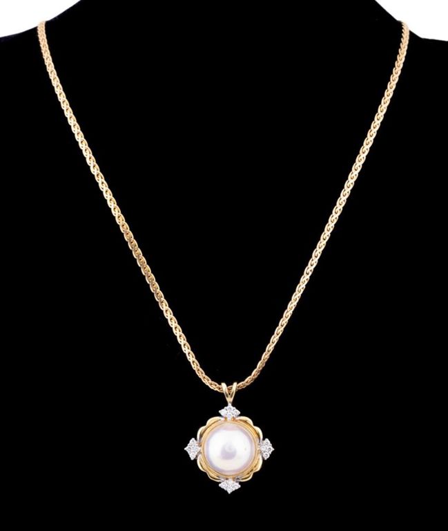 Gold Necklace With Pearl and Diamond Pendant