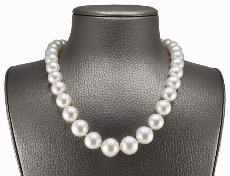Platinum Diamond Clasp Pearl Necklace