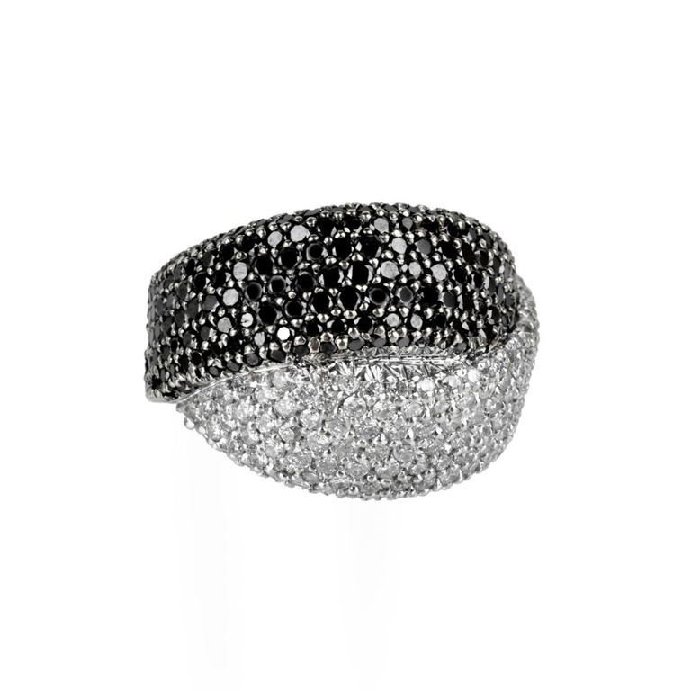 18k White Gold Black and White Diamond Ring
