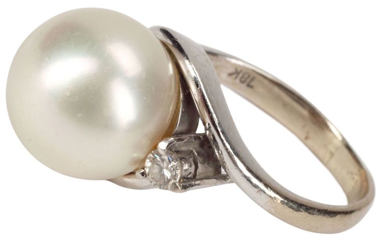 18k White Gold Pearl and Diamond Ring
